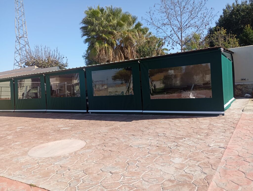 Montaje de paneles sándwich de chapa y poliuretano en Cádiz