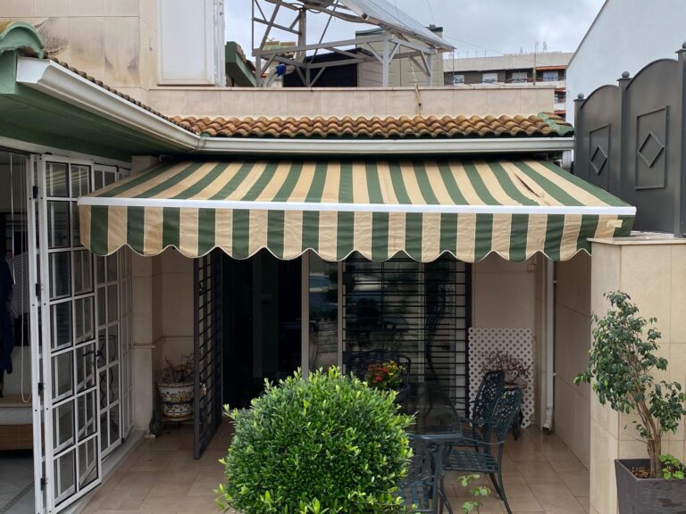 Toldo de brazos articulados instalado en una terraza en Cádiz